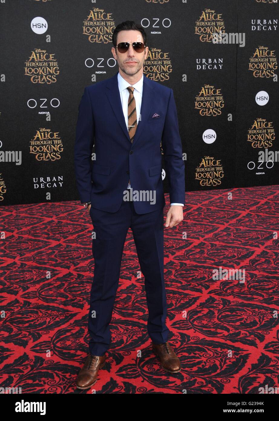 Los Angeles, CA, Stati Uniti d'America. 23 Maggio, 2016. Sacha Baron Cohen presso gli arrivi per Alice attraverso il Looking Glass Premiere, El Capitan theater, Los Angeles, CA Maggio 23, 2016. Credito: Dee Cercone/Everett raccolta/Alamy Live News Foto Stock