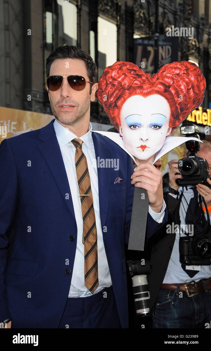 Sacha Baron Cohen presso gli arrivi per Alice attraverso il Looking Glass Premiere, El Capitan theater, Los Angeles, CA Maggio 23, 2016. Foto di: Elizabeth Goodenough/Everett Collection Foto Stock