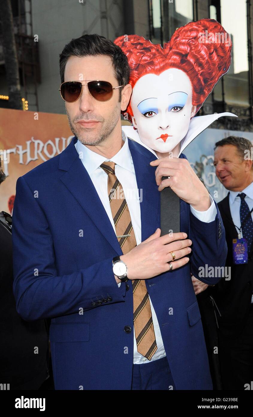 Los Angeles, CA, Stati Uniti d'America. 23 Maggio, 2016. Sacha Baron Cohen presso gli arrivi per Alice attraverso il Looking Glass Premiere, El Capitan theater, Los Angeles, CA Maggio 23, 2016. Credito: Elizabeth Goodenough/Everett raccolta/Alamy Live News Foto Stock