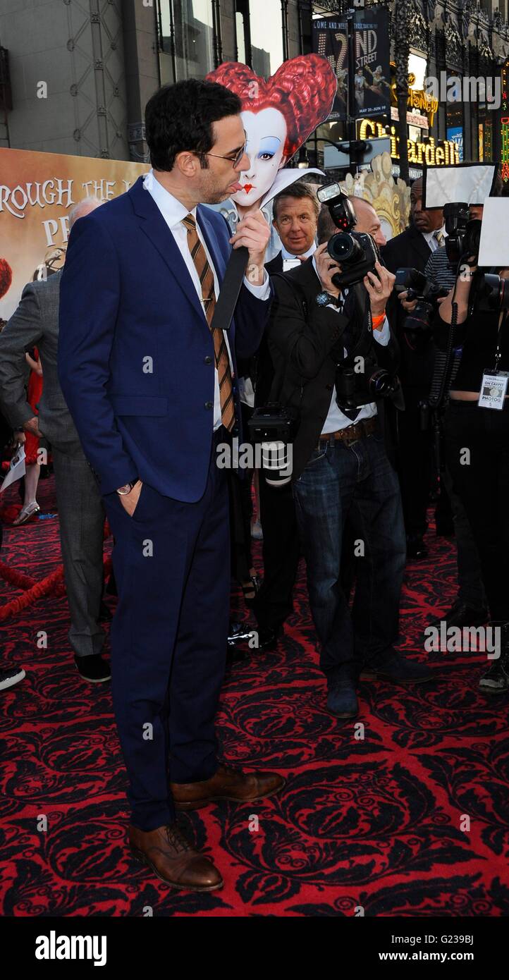 Sacha Baron Cohen presso gli arrivi per Alice attraverso il Looking Glass Premiere, El Capitan theater, Los Angeles, CA Maggio 23, 2016. Foto di: Elizabeth Goodenough/Everett Collection Foto Stock