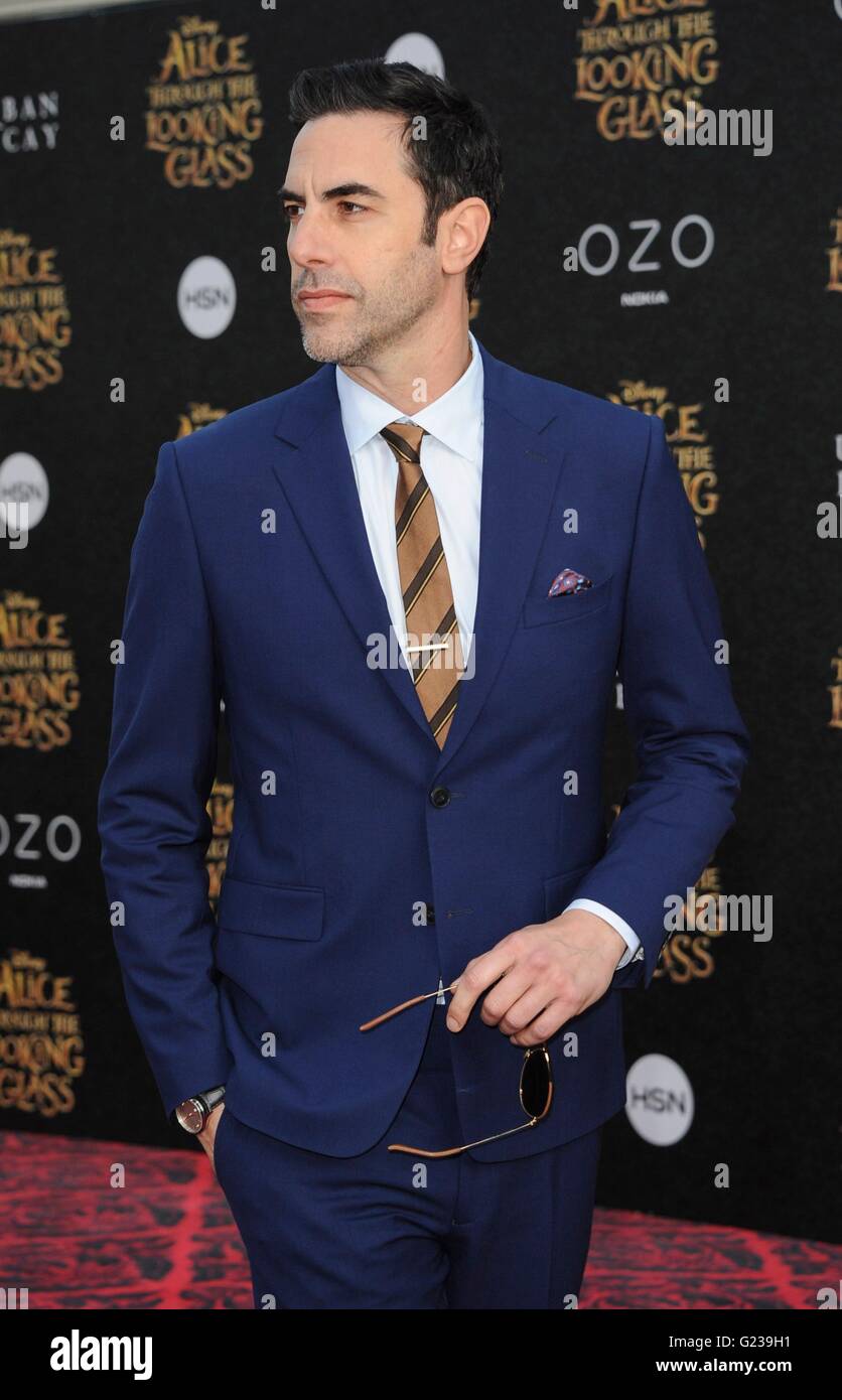 Los Angeles, CA, Stati Uniti d'America. 23 Maggio, 2016. Sacha Baron Cohen presso gli arrivi per Alice attraverso il Looking Glass Premiere, El Capitan theater, Los Angeles, CA Maggio 23, 2016. Credito: Elizabeth Goodenough/Everett raccolta/Alamy Live News Foto Stock