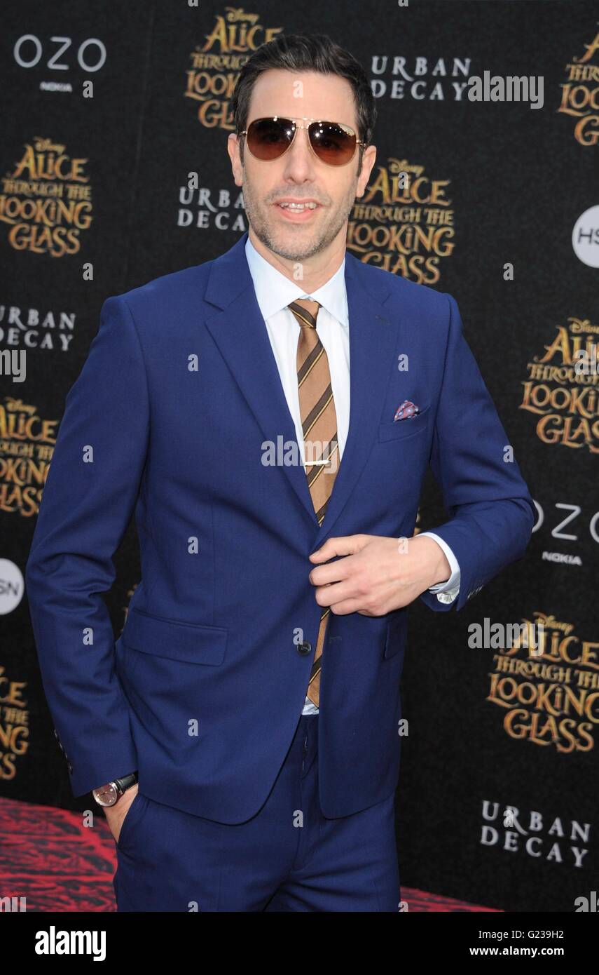 Los Angeles, CA, Stati Uniti d'America. 23 Maggio, 2016. Sacha Baron Cohen presso gli arrivi per Alice attraverso il Looking Glass Premiere, El Capitan theater, Los Angeles, CA Maggio 23, 2016. Credito: Elizabeth Goodenough/Everett raccolta/Alamy Live News Foto Stock