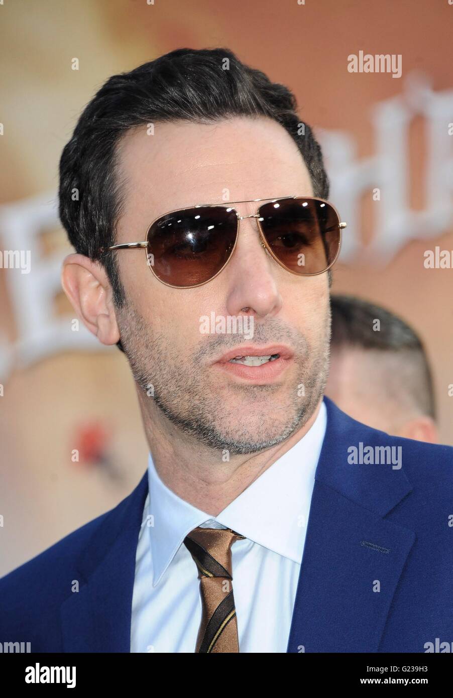 Los Angeles, CA, Stati Uniti d'America. 23 Maggio, 2016. Sacha Baron Cohen presso gli arrivi per Alice attraverso il Looking Glass Premiere, El Capitan theater, Los Angeles, CA Maggio 23, 2016. Credito: Elizabeth Goodenough/Everett raccolta/Alamy Live News Foto Stock