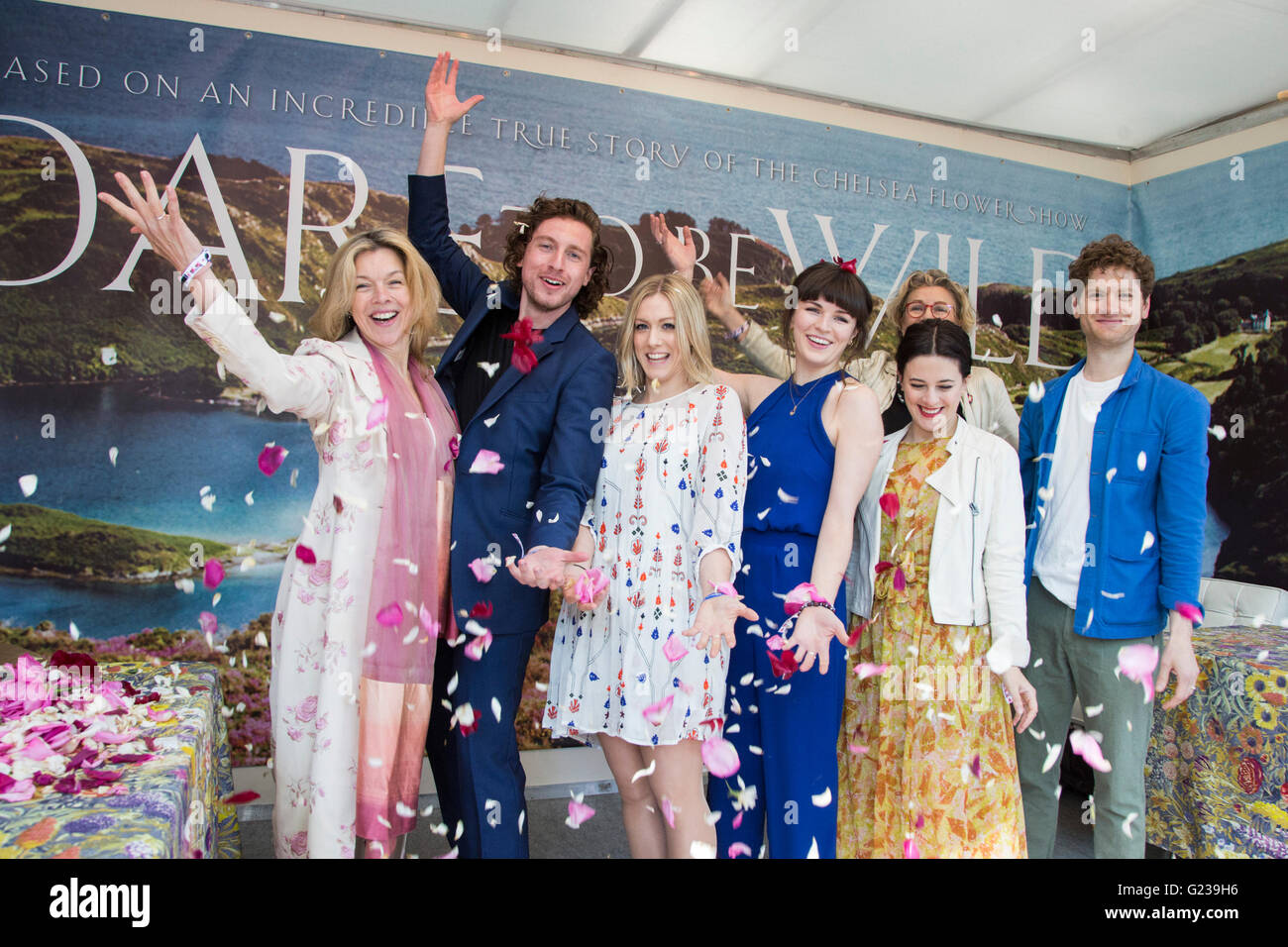 Londra, Regno Unito. Il 23 maggio 2016. L-R: Janie Dee, Rory Fleck-Byrne, Grazia Carter, Cahernane Bea, Phoebe Fox, Kyle Soller. Inglesi e irlandesi di attori per supportare il nuovo lungometraggio Osa essere Wild basato su un Chelsea Flower Show storia. Premere il tasto Giorno della RHS Chelsea Flower Show. Il 2016 mostra è aperta al pubblico dal 24-28 maggio 2016. Credito: Immagini vibranti/Alamy Live News Foto Stock