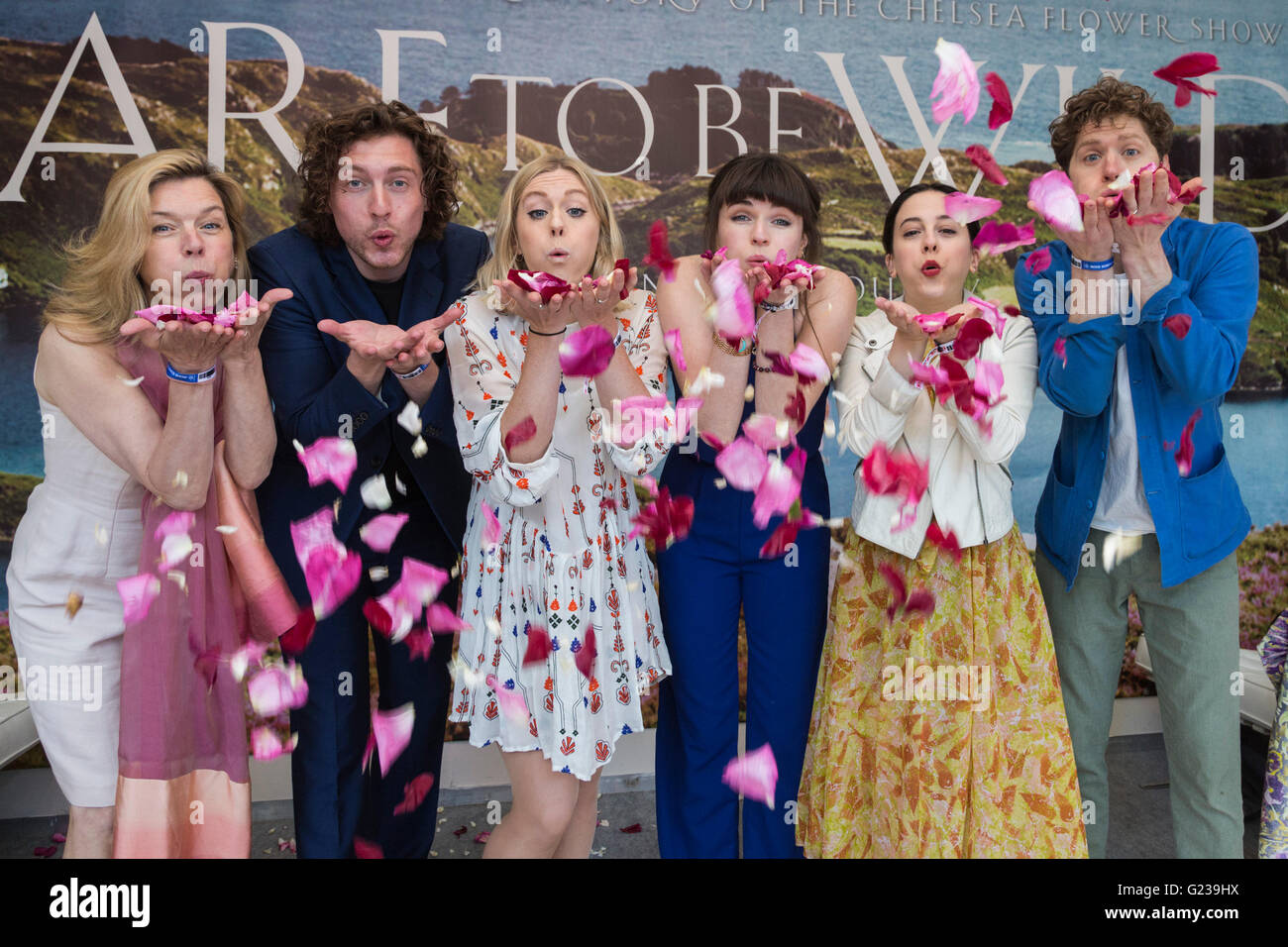 Londra, Regno Unito. Il 23 maggio 2016. L-R: Janie Dee, Rory Fleck-Byrne, Grazia Carter, Cahernane Bea, Phoebe Fox, Kyle Soller. Inglesi e irlandesi di attori per supportare il nuovo lungometraggio Osa essere Wild basato su un Chelsea Flower Show storia. Premere il tasto Giorno della RHS Chelsea Flower Show. Il 2016 mostra è aperta al pubblico dal 24-28 maggio 2016. Credito: Immagini vibranti/Alamy Live News Foto Stock