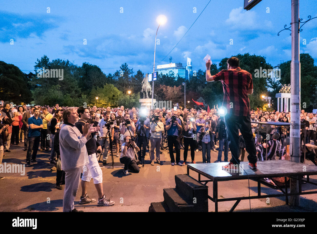 Ogni sera alle 7 di sera la gente a Skopje andare in strada per protestare contro il governo Foto Stock