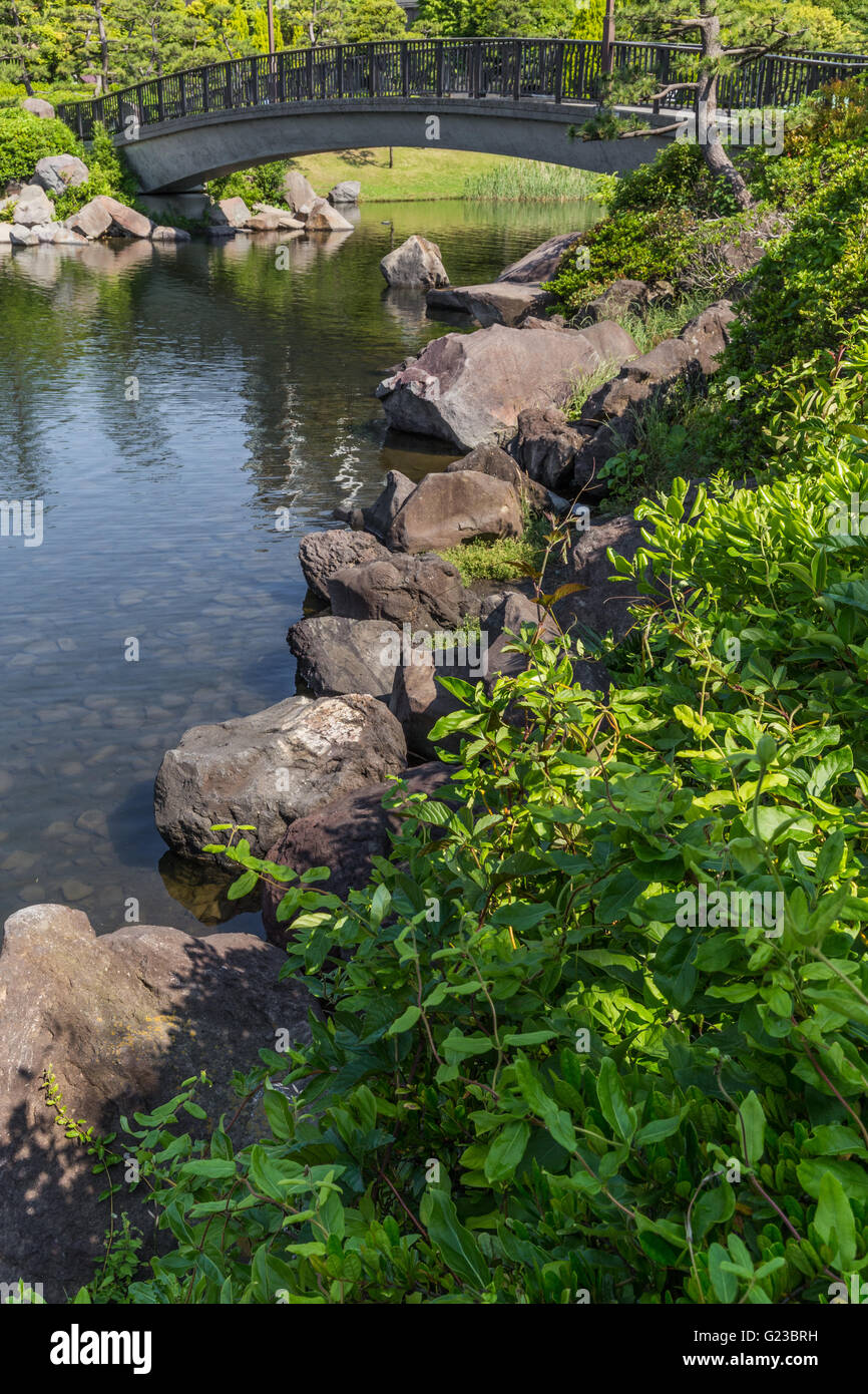 Shinagawa Kumin giardino è stato costruito tramite il riempimento di una parte del canale Katsushima la sua acqua ancora alimenta il parco nazionale di stagno. Foto Stock