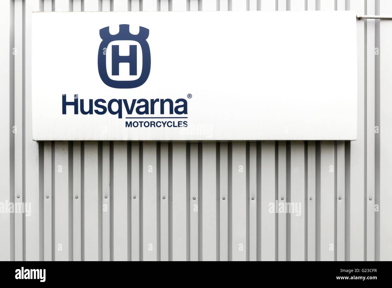 La società Husqvarna Motorcycles logo su una facciata Foto Stock