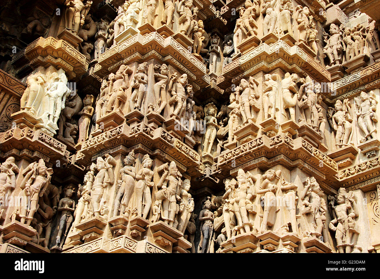 Impressionante, fantasiosa e abile carving di Kandariya Mahadev tempio di Khajuraho, Madhya Pradesh, India, Asia Foto Stock