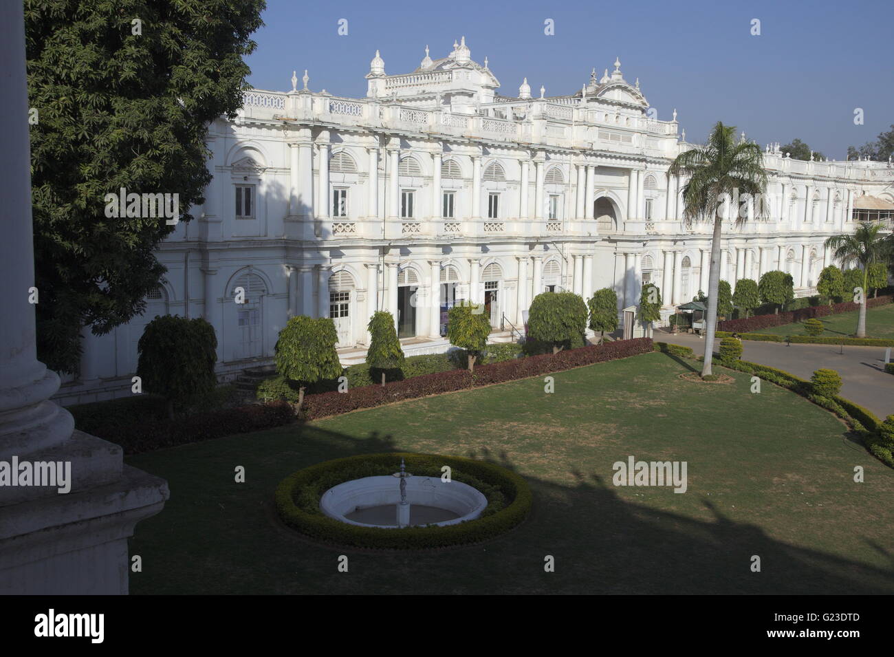 Elevato angolo di visione luminosa di colore bianco e moderno Jai Vilas Palace Museo di Scindhias in Gwalior, Madhya Pradesh, India, Asia Foto Stock