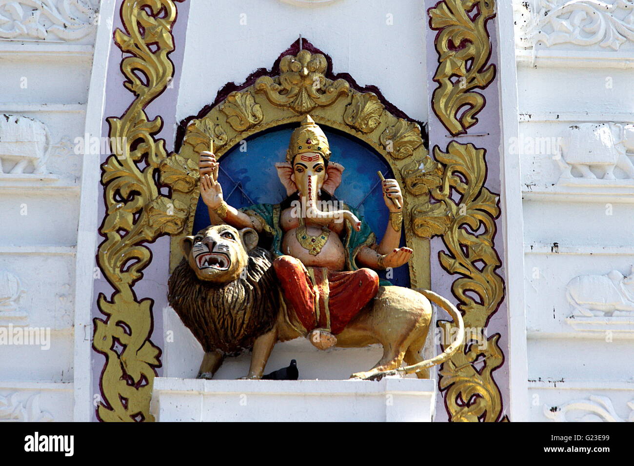 Idolo di Ganesha seduto su Lion a bada Ganapati tempio, Indore, Madhya Pradesh, India, Asia Foto Stock