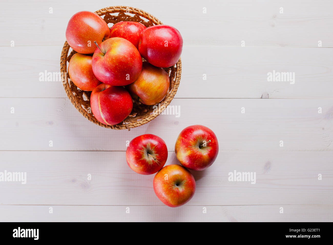 Poche le mele su uno sfondo bianco con il cestello Foto Stock