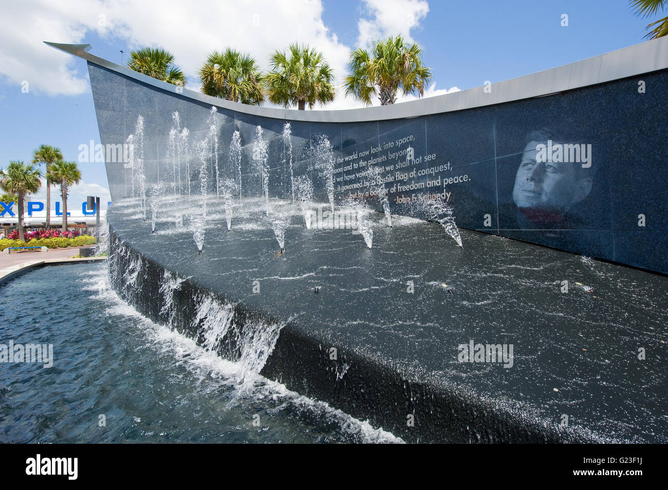 John Fitzgerald Kennedy memorial presso l'ingresso del complesso visitatori del Centro Spaziale Kennedy Foto Stock