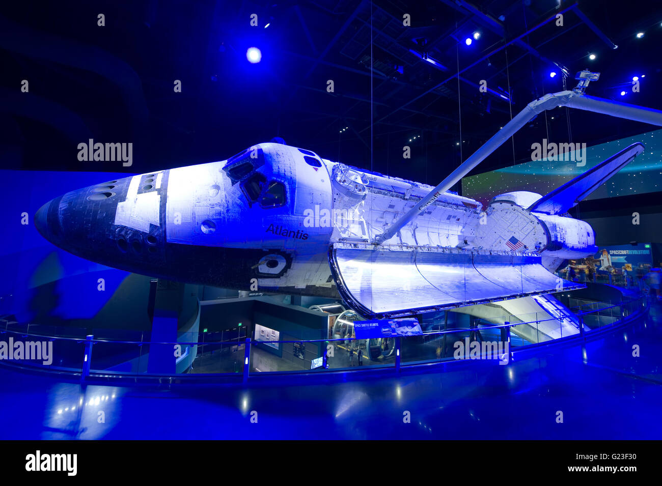 Lo Space Shuttle Atlantis che è esposta al Complesso Visitatori del Centro Spaziale Kennedy Foto Stock