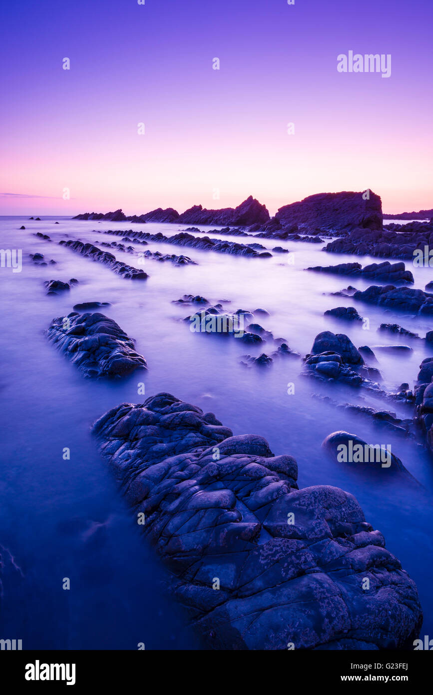 Blegberry spiaggia al tramonto su North Devon Coast vicino Hartland, Inghilterra. Foto Stock