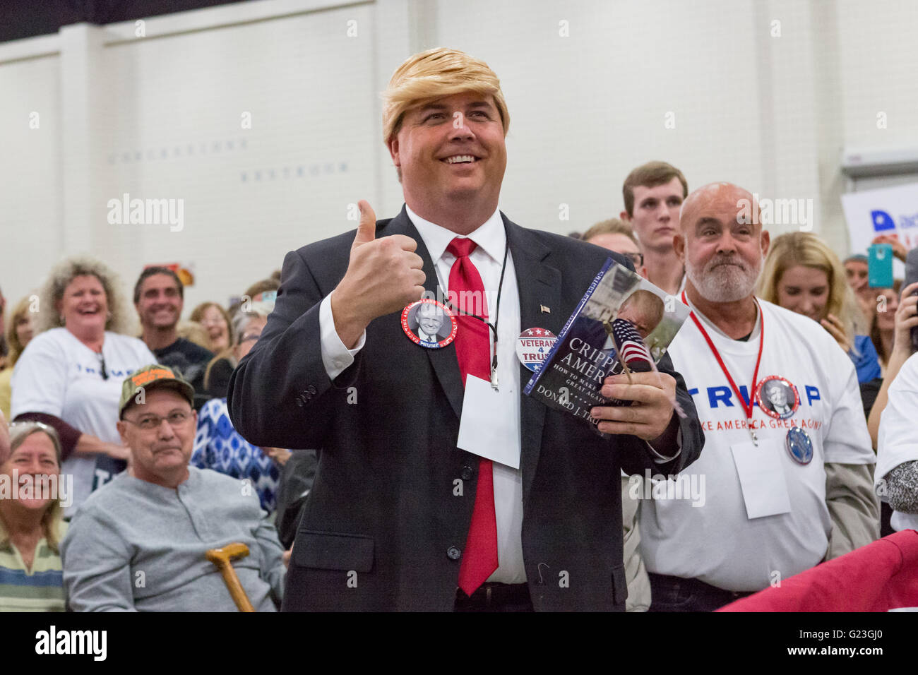 Un Donald Trump look-a-come durante una campagna di rally per il candidato miliardario in Myrtle Beach Convention Center Novembre 24, 2015 in Myrtle Beach, Carolina del Sud. Foto Stock