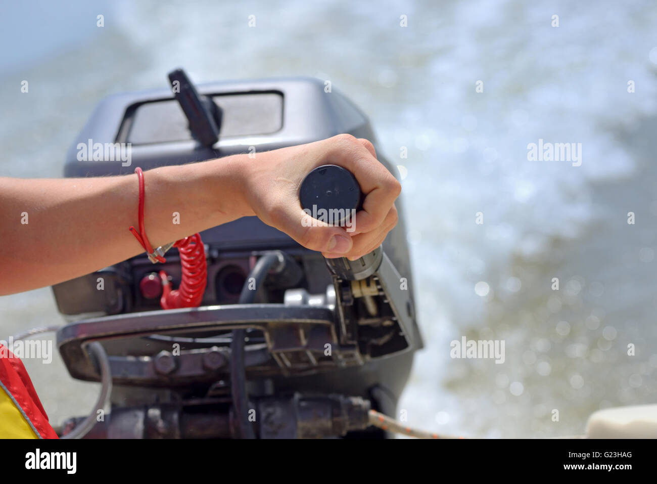 Fisherman mano e velocità motore barca Foto Stock