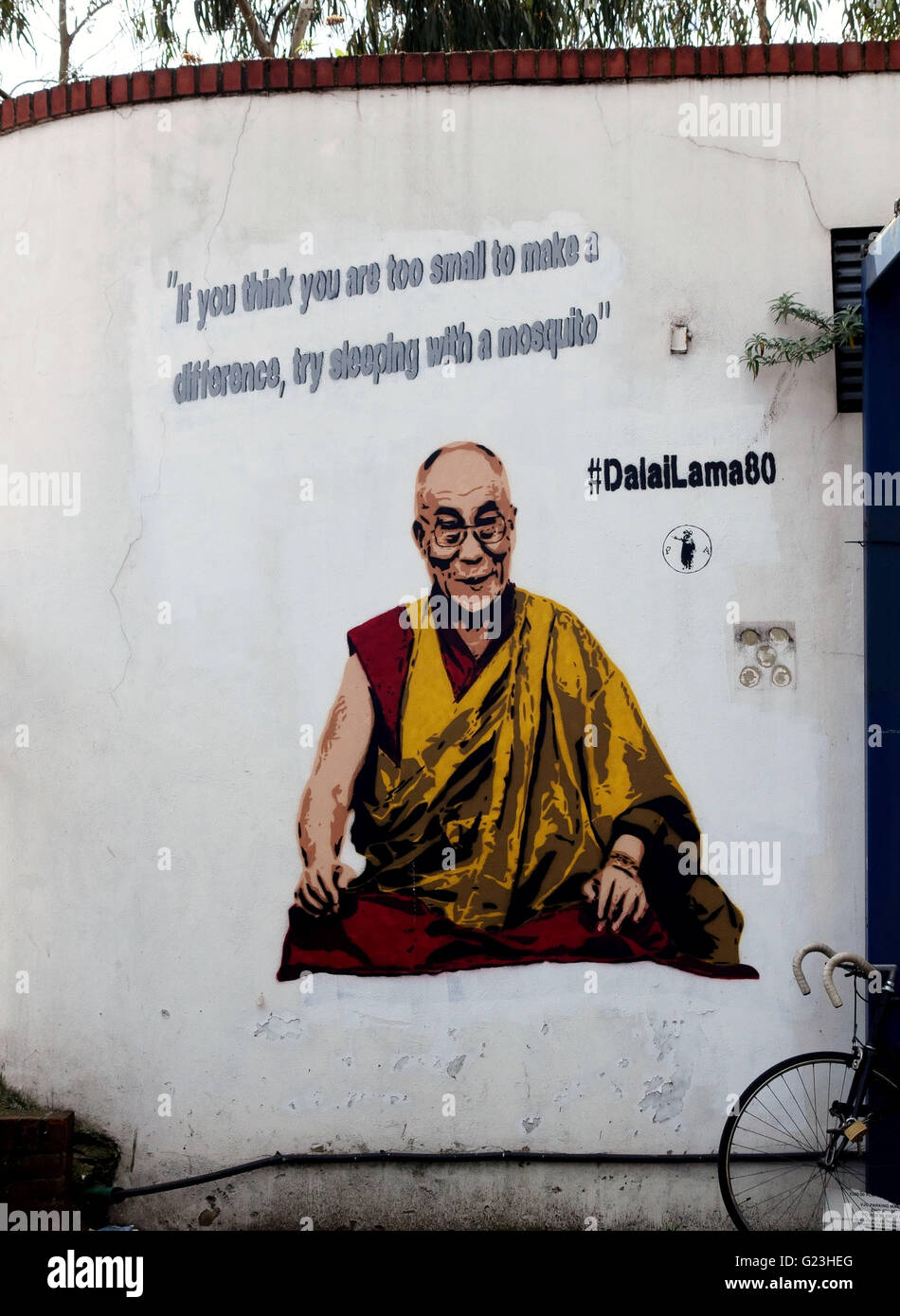 Dalai Lama graffito da Panos Antonopoulos al di fuori del Tibet la società uffici, Kingsland Road, Haggerston, Londra Foto Stock