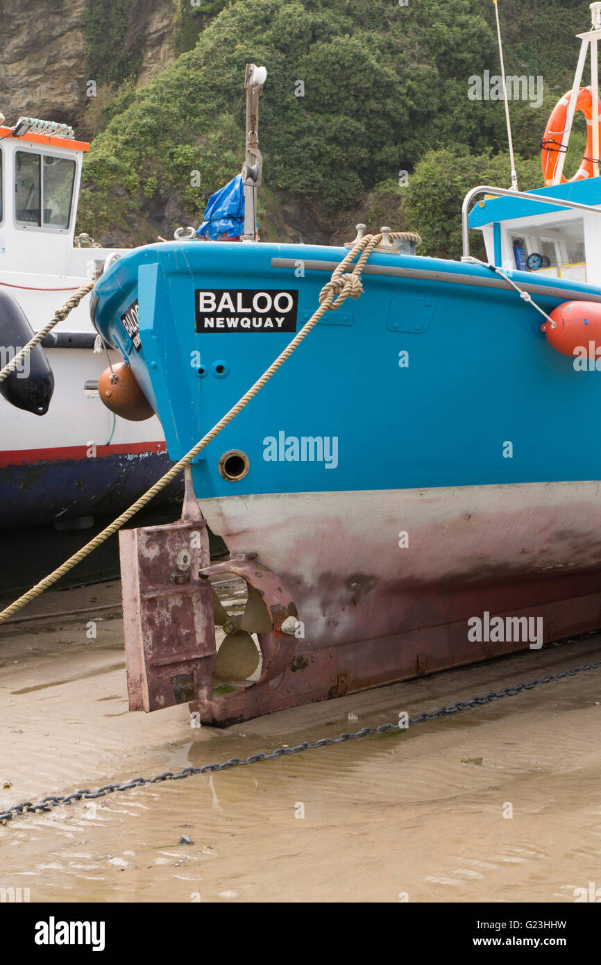 Messa a terra le barche da pesca a bassa marea al porto in Newquay Cornwall Gran Bretagna REGNO UNITO Foto Stock