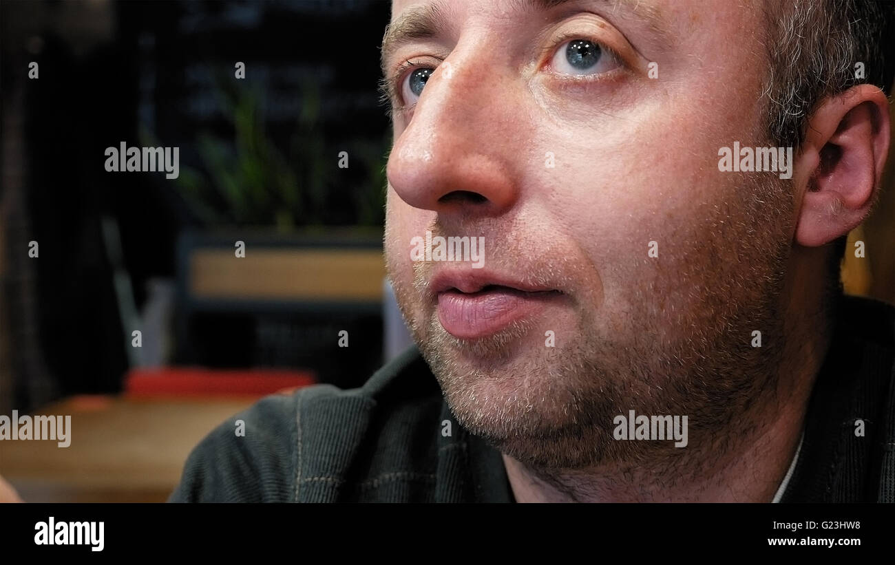 Malinconici uomo vicino emotiva ritratto con gli occhi Foto Stock