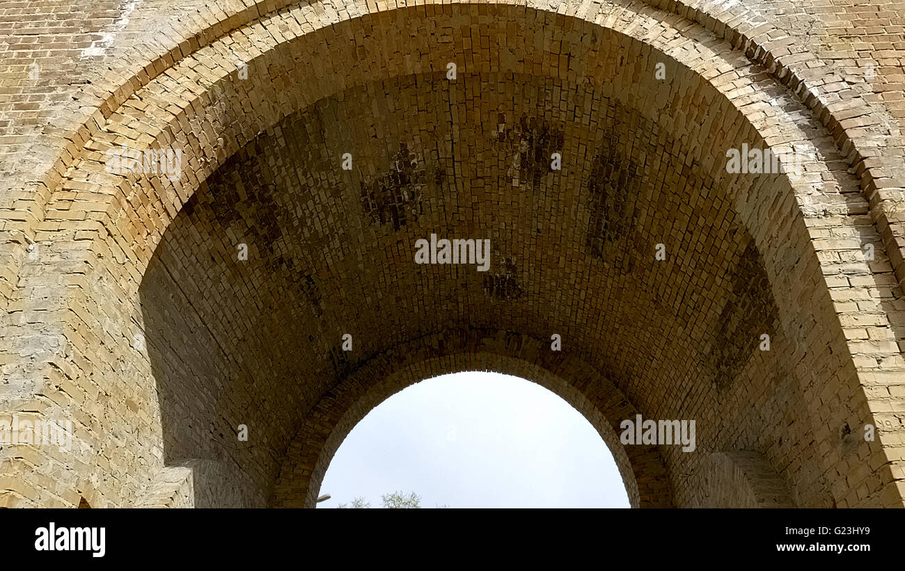 Il giallo e il rosso mattone arch Foto Stock