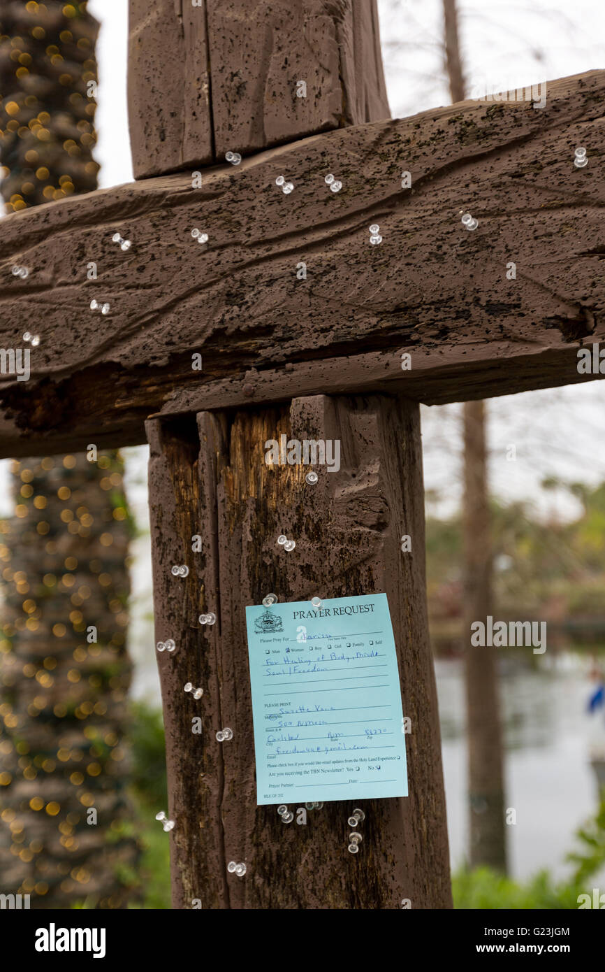 La testimonianza di cross dove è possibile chiodo i vostri fardelli e richieste di preghiera alla Terra Santa esperienza cristiana del parco a tema di Orlando, in Florida. Foto Stock