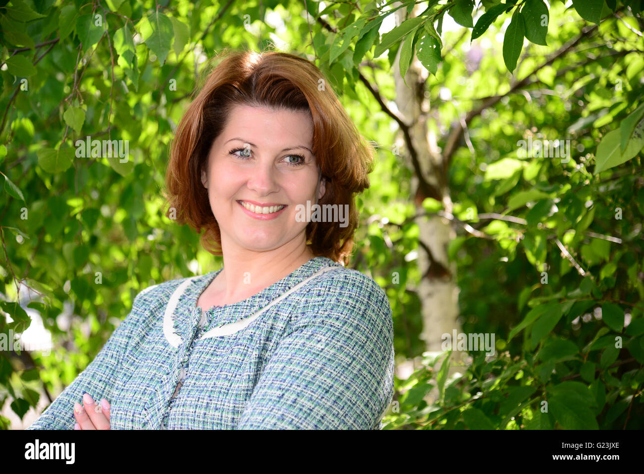 Donna russa in abirch grove Foto Stock