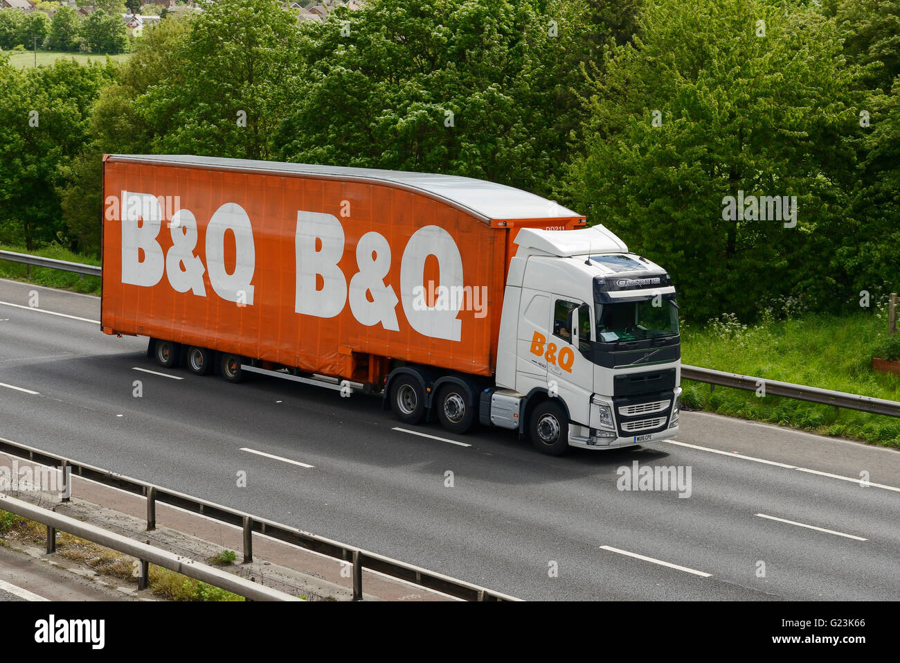 B&Q HGV che viaggiano sulla M56 Autostrada nel Cheshire Regno Unito Foto Stock