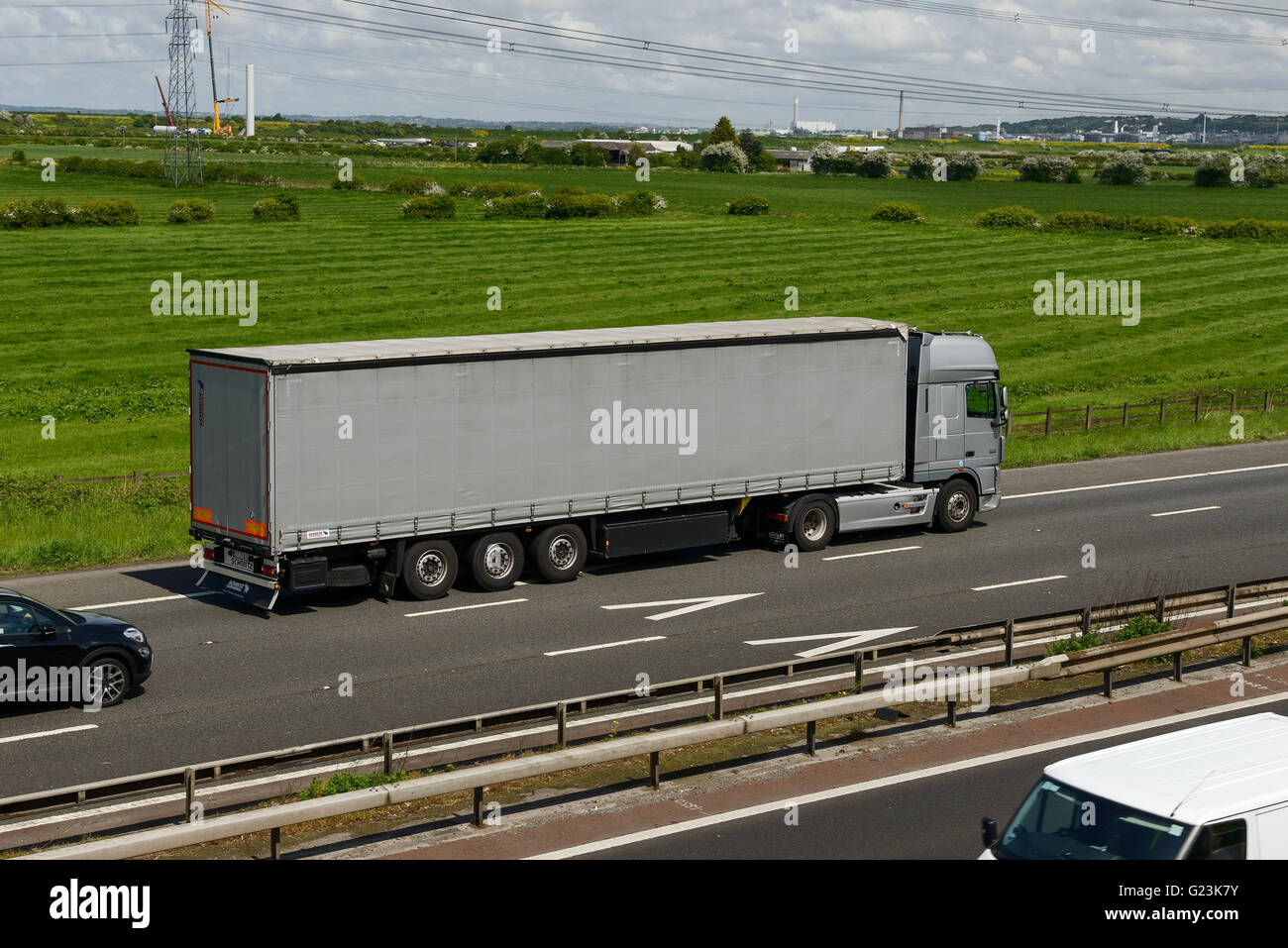 HGV che viaggiano sulla M56 Autostrada nel Cheshire Regno Unito Foto Stock