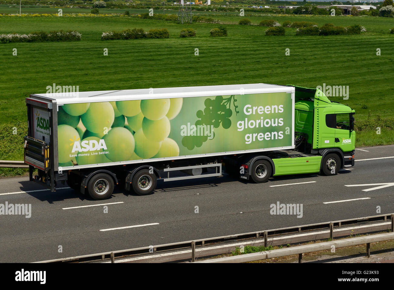 ASDA HGV che viaggiano sulla M56 Autostrada nel Cheshire Regno Unito Foto Stock