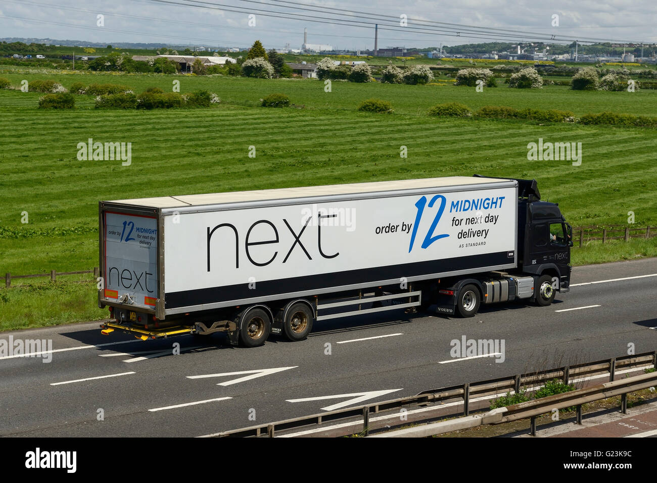 Prossima HGV che viaggiano sulla M56 Autostrada nel Cheshire Regno Unito Foto Stock