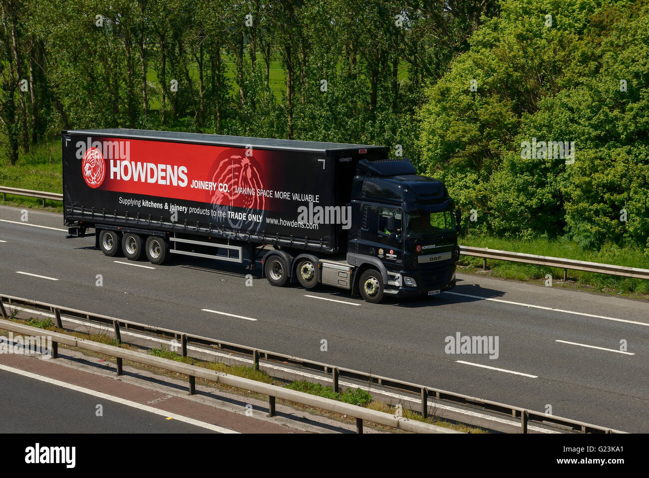 Falegnameria Howdens HGV che viaggiano sulla M56 Autostrada nel Cheshire Regno Unito Foto Stock