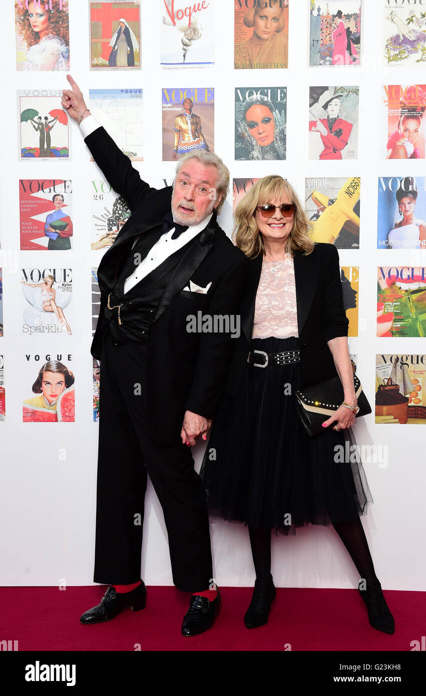 Twiggy e Leigh Lawson frequentando il Vogue 100 Cena di Gala in Oriente Albert Prato, Kensington Gardens, Londra. Stampa foto di associazione. Picture Data: lunedì 23 maggio 2016. Foto di credito dovrebbe leggere: Ian West/PA FILO Foto Stock