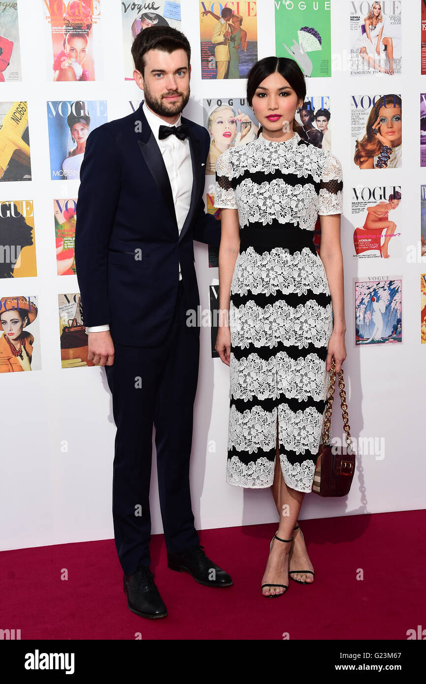 Gemma Chan e Jack Whitehall frequentando il Vogue 100 Cena di Gala in Oriente Albert Prato, Kensington Gardens, Londra. Stampa foto di associazione. Picture Data: lunedì 23 maggio 2016. Foto di credito dovrebbe leggere: Ian West/PA FILO Foto Stock