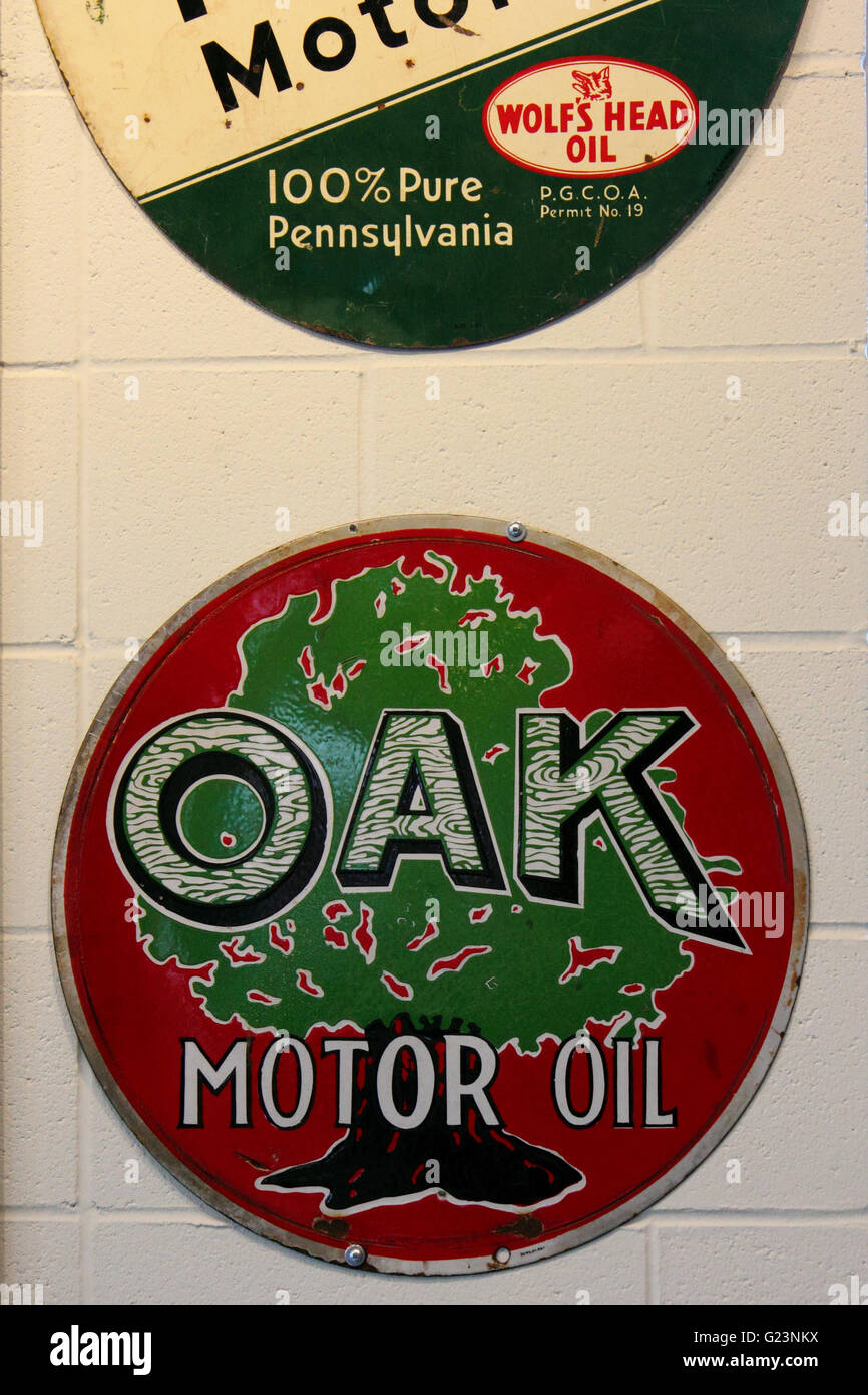 Olio motore annuncio segni su una parete del garage presso Heritage Park, Alberta, Canada Foto Stock