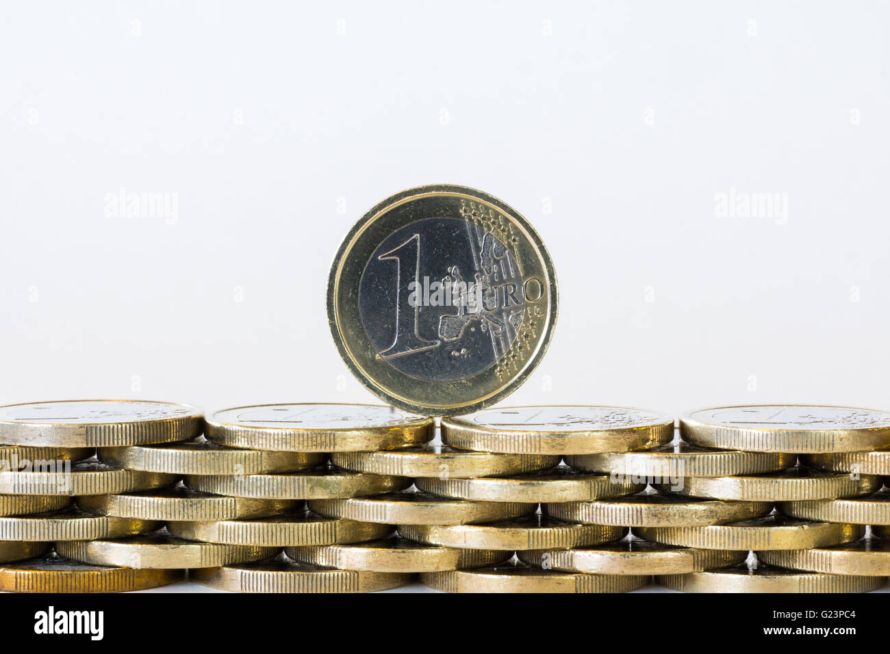 Impilato ad incastro euro con un solo euro in equilibrio su top Foto Stock