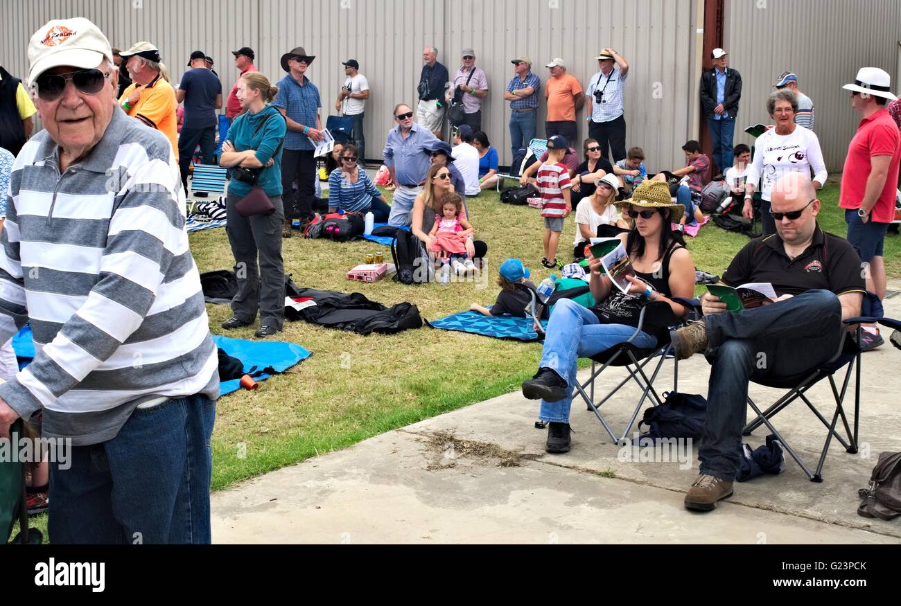 Folla mista del popolo australiano a Airshow Tyabb, attesa per il prossimo aereo per andare verso l'alto. Foto Stock