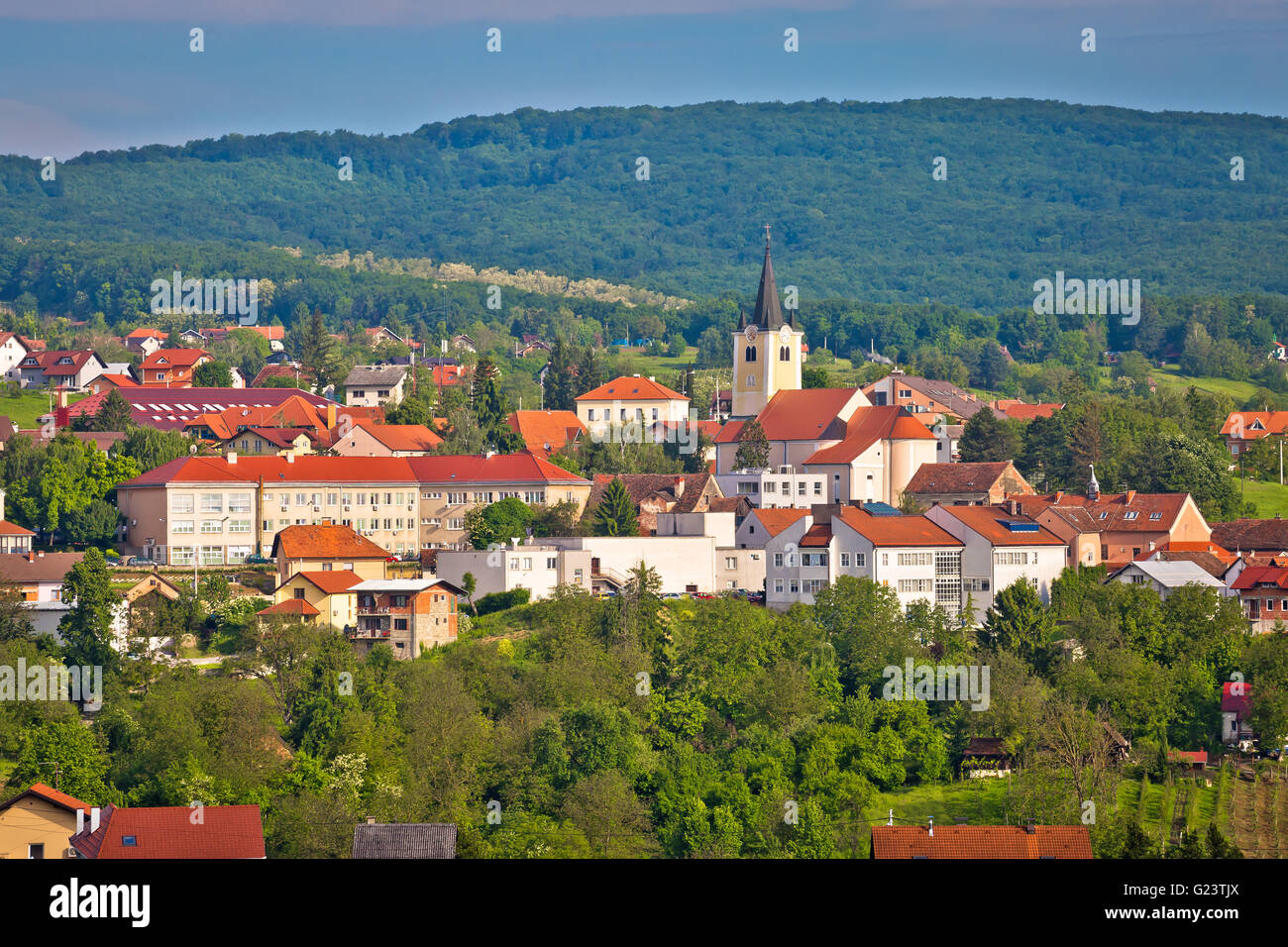 Città di Zelina nel verde della natura vista, Prigorje regione della Croazia Foto Stock