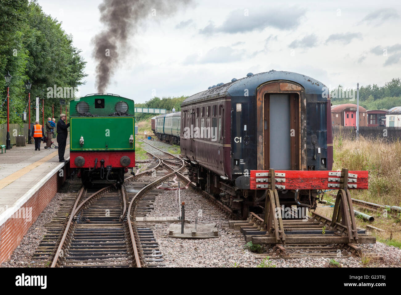 Ripristinato il motore a vapore e la carrozza ferroviaria al trasporto di Nottingham Heritage Centre, Wolverhampton, Nottinghamshire, England, Regno Unito Foto Stock