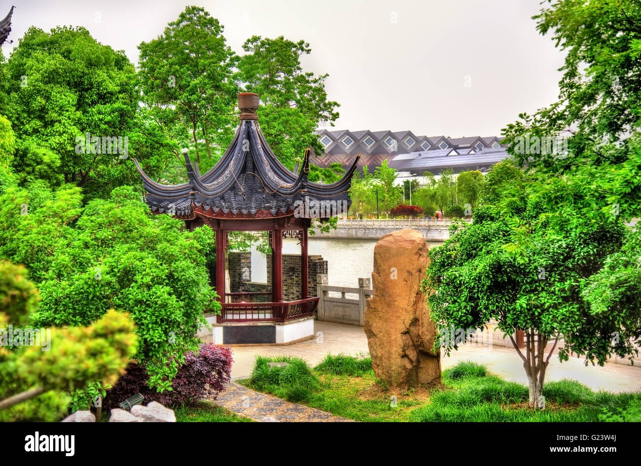 Giardino vicino al Canal e le mura della città di Suzhou Foto Stock