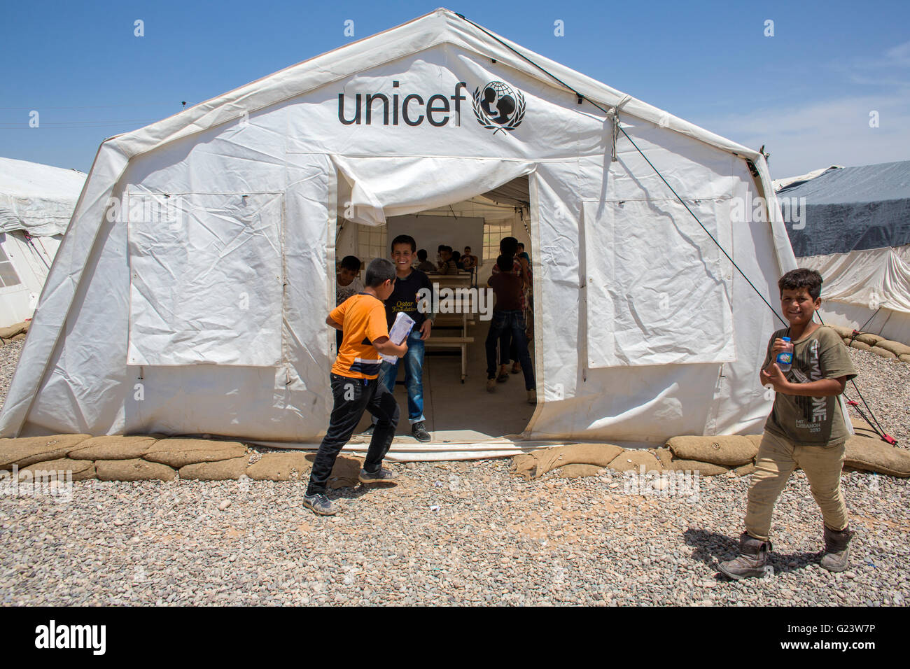 L' UNICEF scuola Khanaqin in un campo di rifugiati in Iraq dove 8000 persone hanno trovato rifugio. Foto Stock