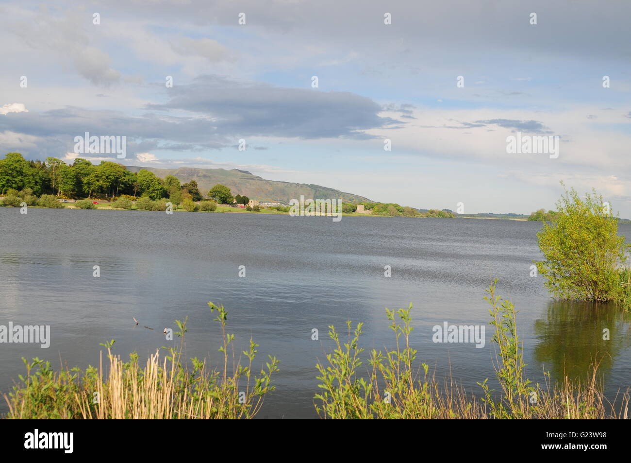 Vista del Loch Leven Castle su Loch Leven Foto Stock