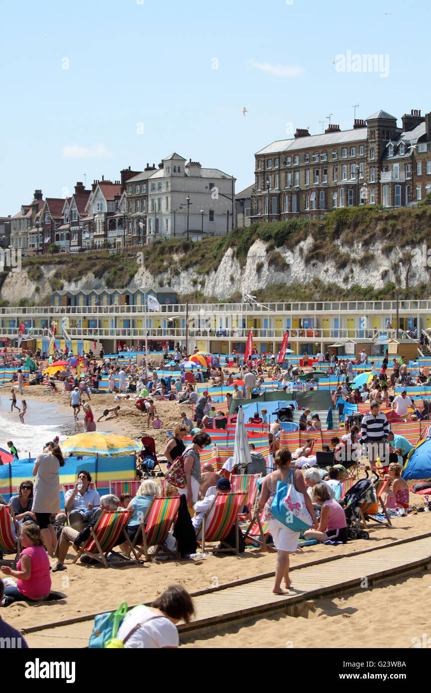 Le persone che si godono il sole in una giornata di sole a Broadstairs beach nel Kent, Inghilterra Foto Stock