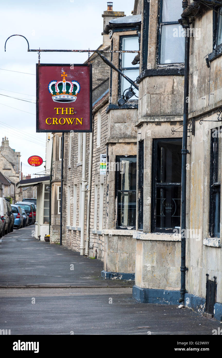 La corona pub segno nella High Street in Marshfield, Gloucestershire, England, Regno Unito Foto Stock