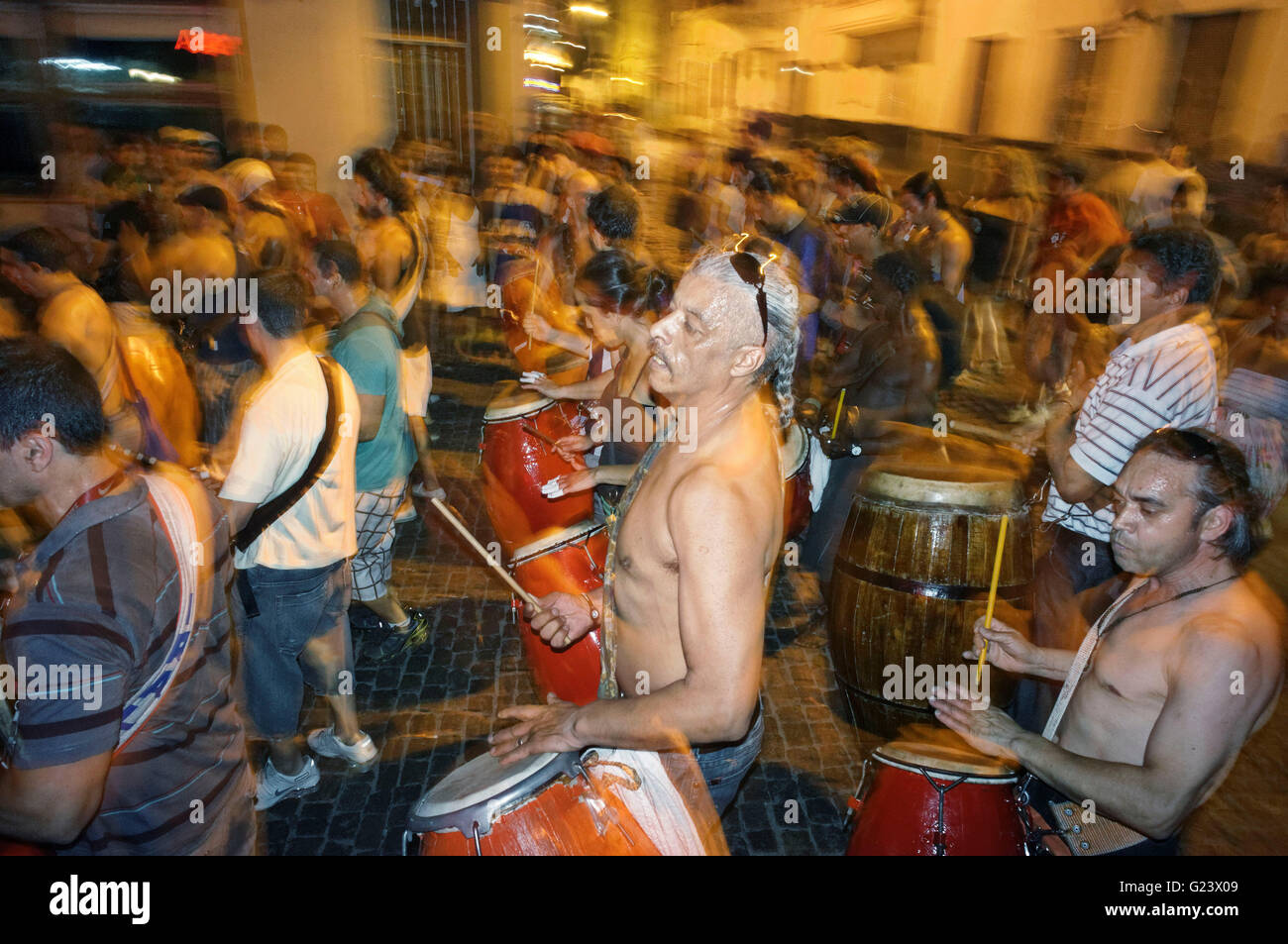 Strada Notte Dancing con batteristi, San Telmo, Buenos Aires, Argentina Foto Stock