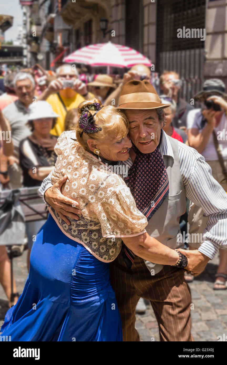 Vecchio ballo Tango giovane , antico mercato, Plaza Dorrego, San Telmo, Buenos Aires, Argentina Foto Stock