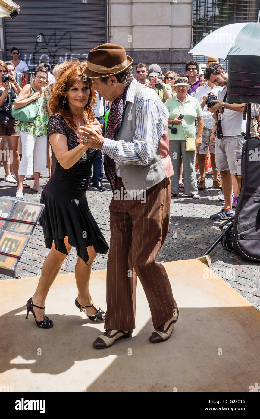 Vecchio ballo Tango giovane , antico mercato, Plaza Dorrego, San Telmo, Buenos Aires, Argentina Foto Stock