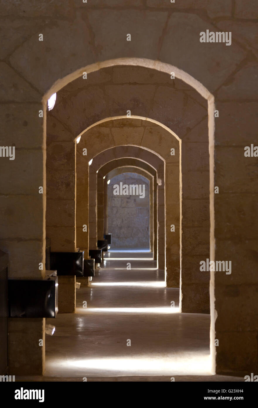 Una serie di porte collegano una fila di camere adiacenti sono sapientemente illuminati per sottolineare l'illusione di portali becomign inferiori come Foto Stock