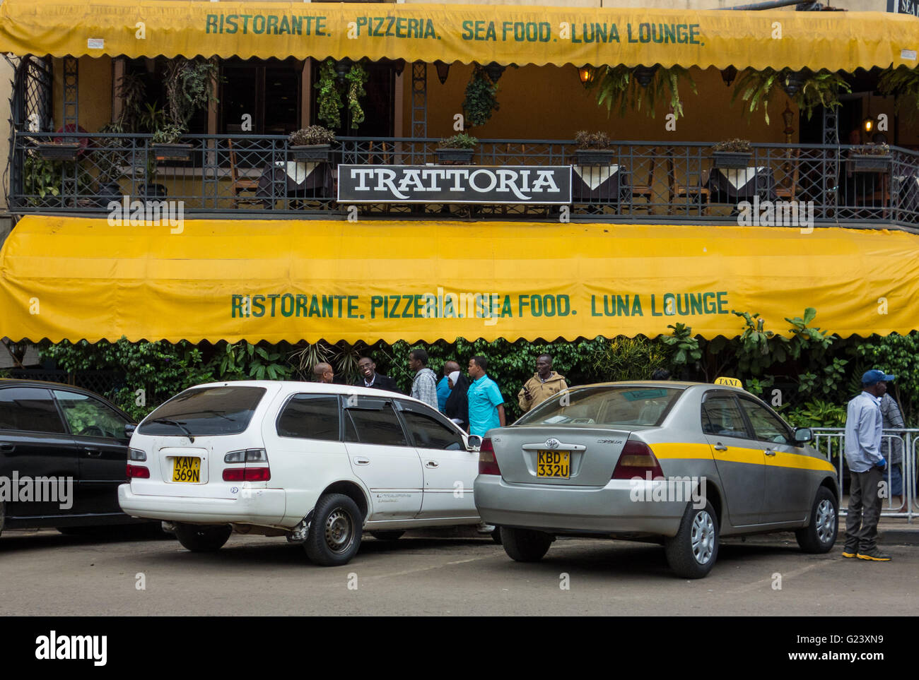 Taxi Parcheggiato fuori Trattoria, il più antico ristorante italiano a Nairobi in Kenya Foto Stock