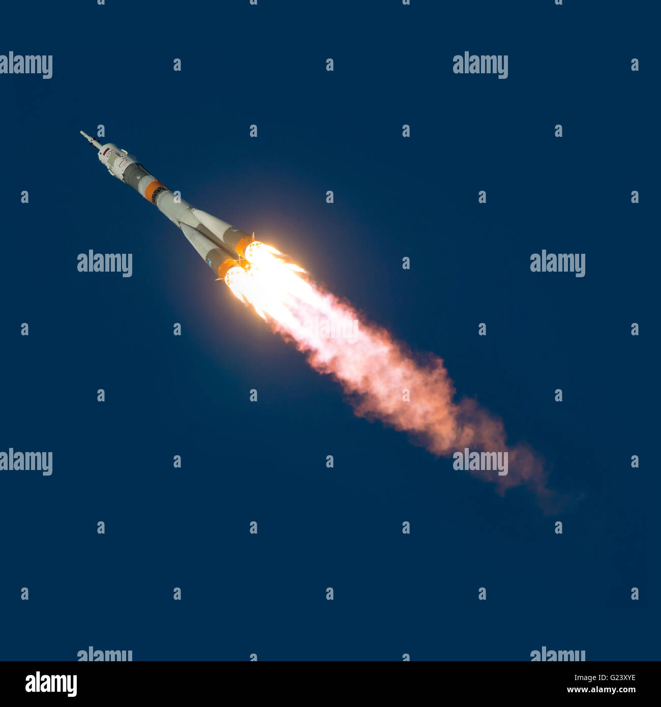 Lancio balistico rocket isolati su sfondo nero Foto Stock